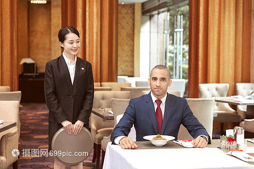 酒店餐飲服務(wù) 為外國客人提供專業(yè)上菜服務(wù)